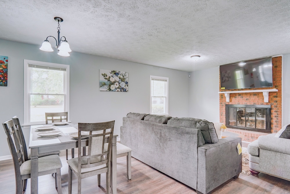 5 Mi to Dtwn: Family-friendly Fayetteville Home!