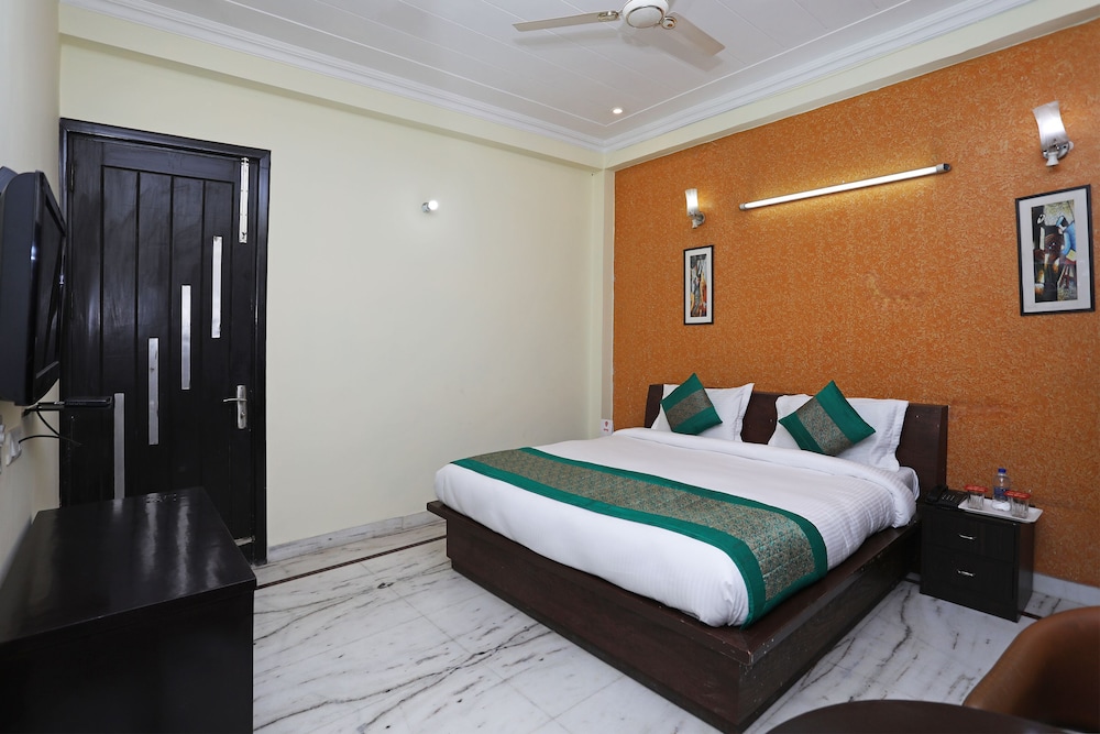 OYO 11606 Galaxy Inn