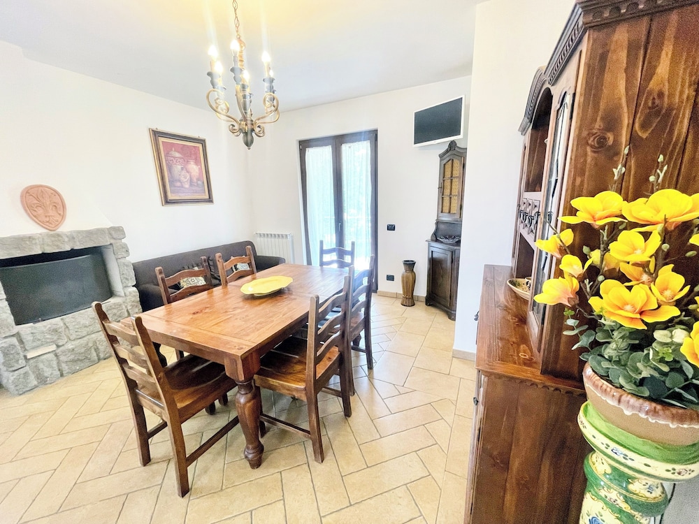 Charming Villa in Umbria - Sleeps 16 - Lake View - Pool, Jacuzzi and Events Room