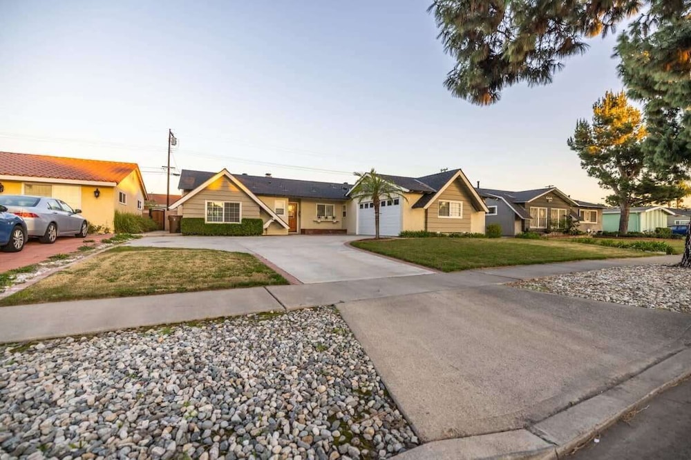 Marbella Lane - Charming 4BR Bungalo for Relaxing Retreat
