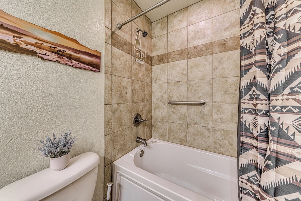 18 Mi to Ski Apache - Ruidoso Home Fit for Family!