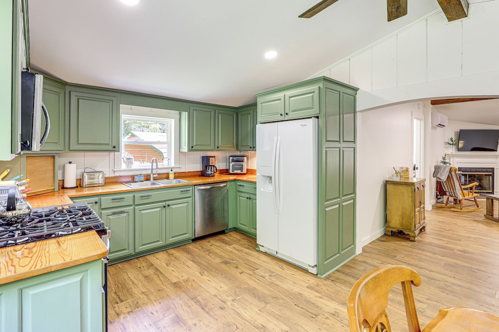 On-site Pond & Creek: Serene Cabin by Caesars Head