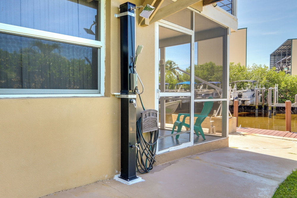 'the Waterfront Cottage' w/ Dock in Goodland!
