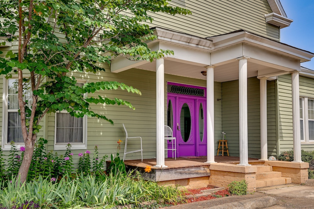 Paris Vacations - Paris Vacation Rental  15 Mi to Mount Magazine! - Property Image 16