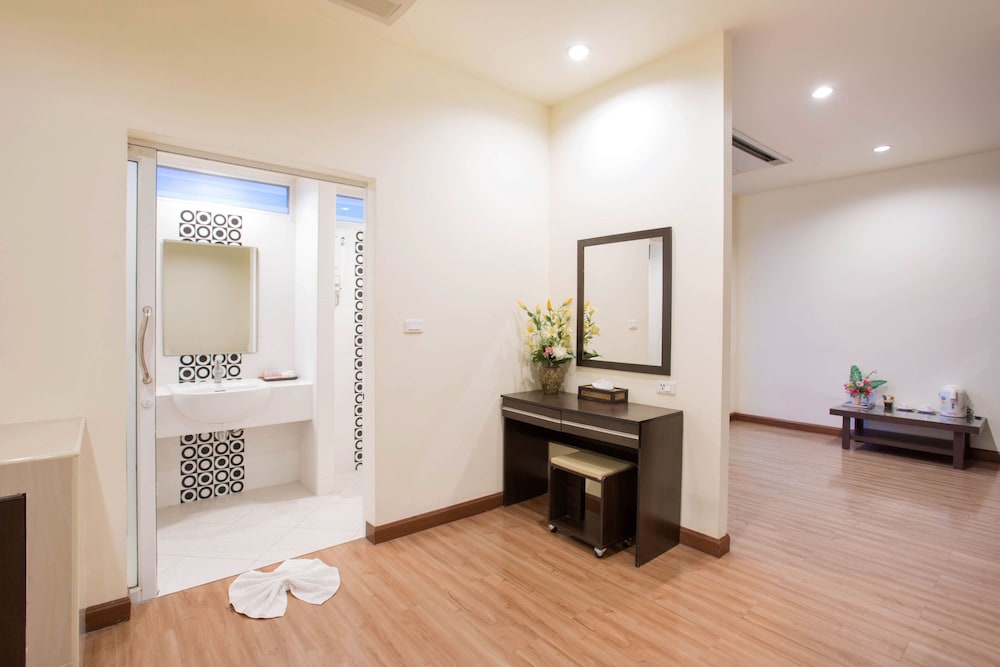 Tharakiree Place Hotel