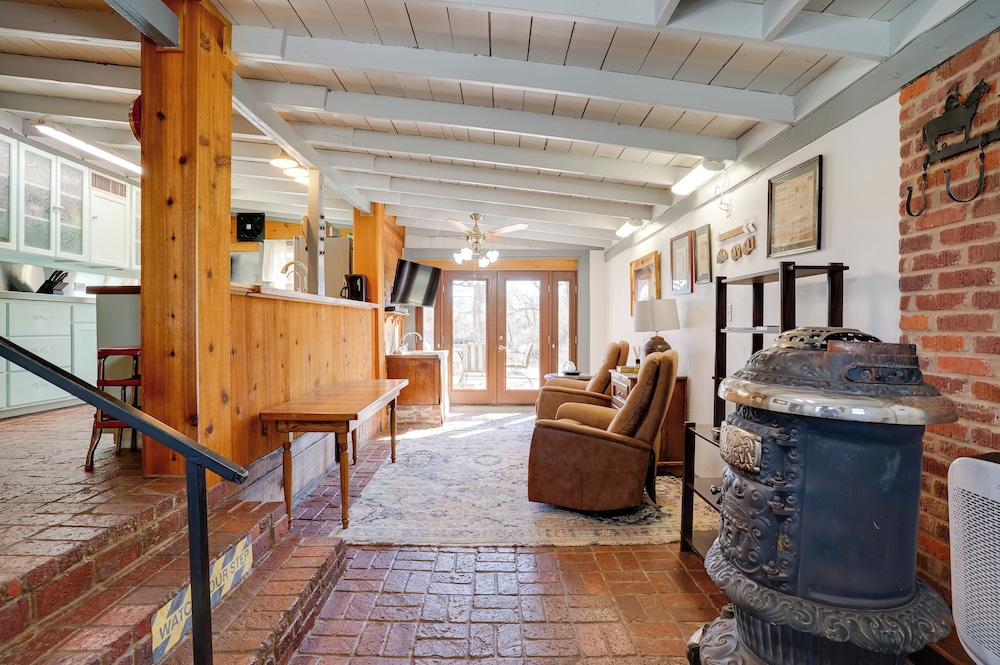 On-site River Access: Fishing Retreat in Granbury!