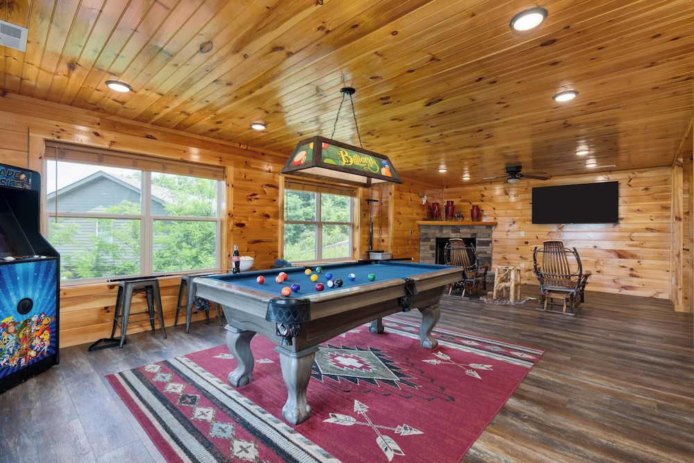 Evergreen Echo by Avantstay Cabin w/ Mountain Views, Theater, Game Room, and Hot Tub