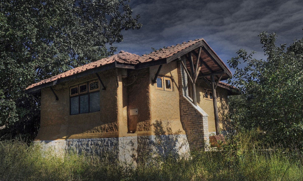 Pugdundee Safaris - Kanha Earth Lodge