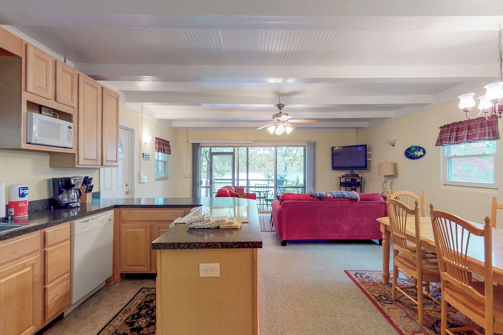 2BR Lakefront Lake Murray Home w/ Dock & Deck