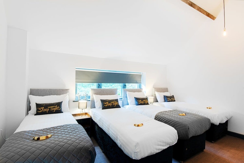 The Headingley House Leeds - Hot Tub - Sleeps Up to 12 view 2
