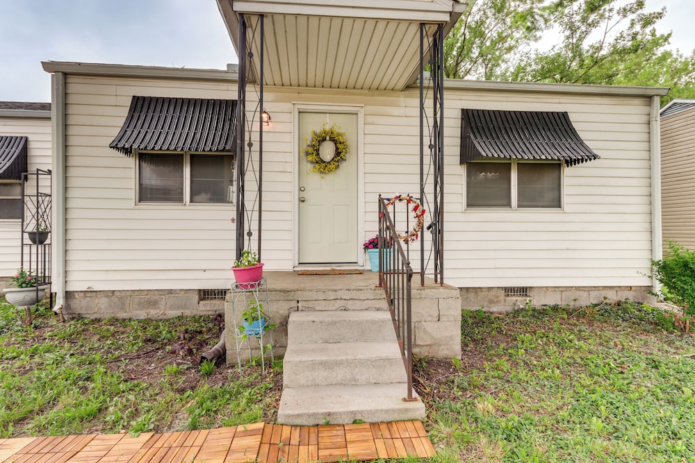 1 Mi to Main St Joplin: Cozy Home w/ Shared Yard!