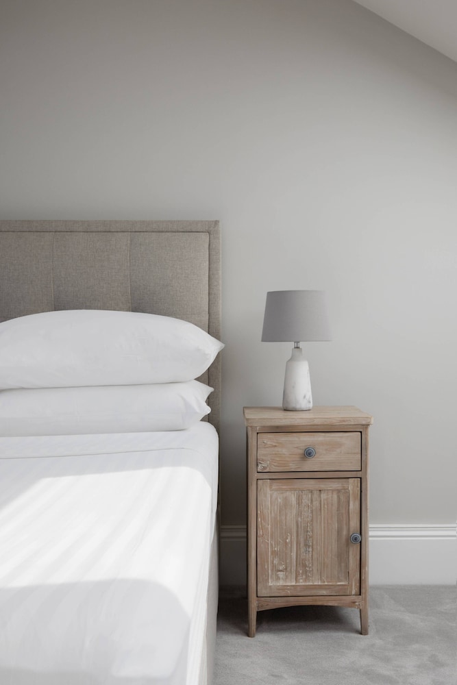 Crondace Road by Onefinestay
