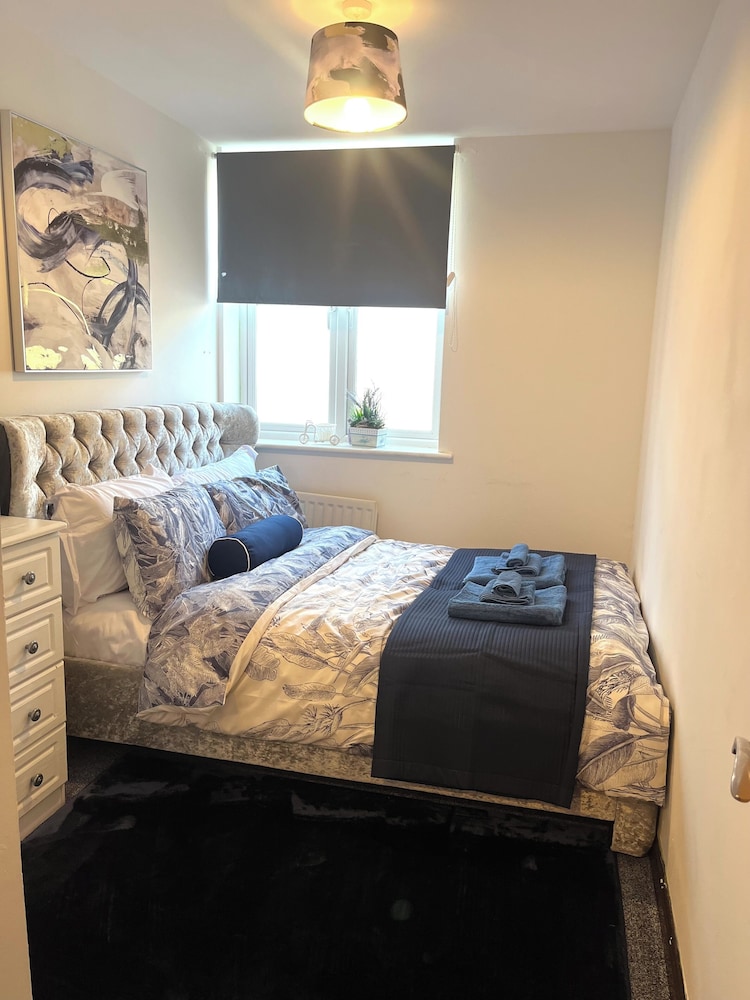 Beautiful 2 - Bed Apartment in Aylesbury view 2