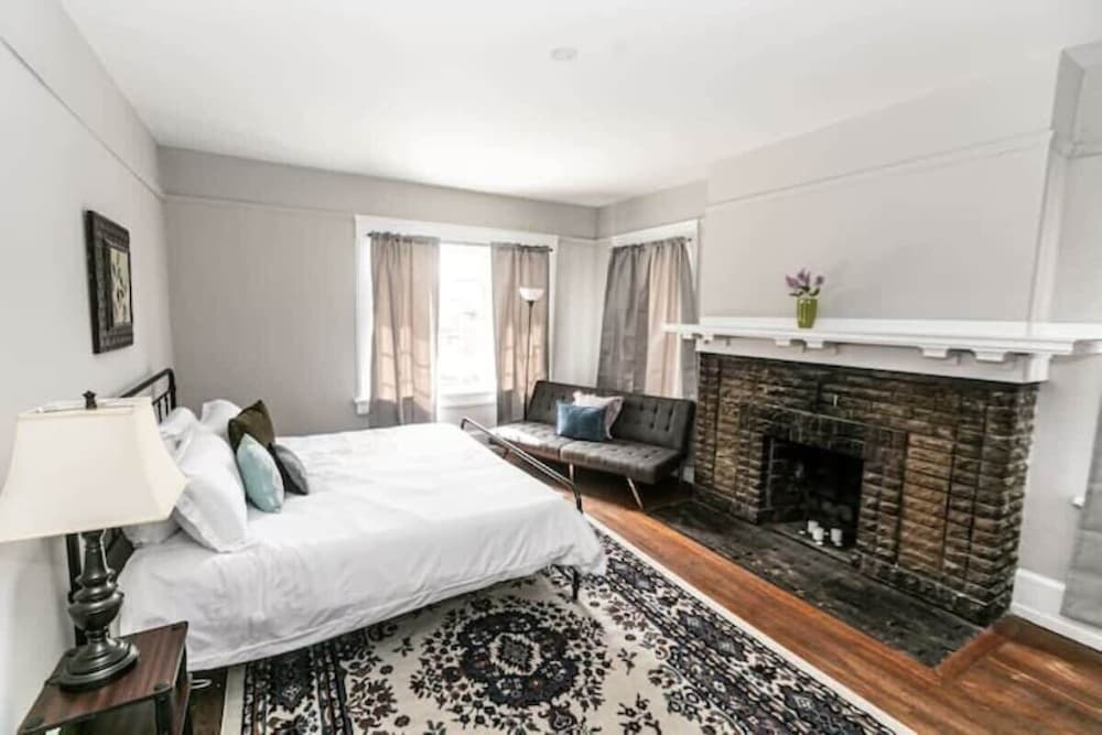 29th Street Trendy Lakeview Craftsman 8