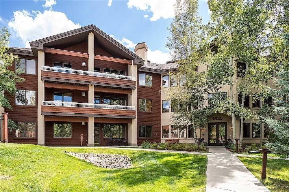 3301 Champagne Lodge, Trappeur's Crossing Apartment 2