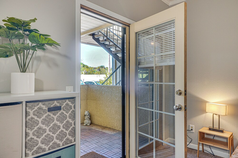 2 Mi to Tucson Mall: Condo w/ Pool & Hot Tub!