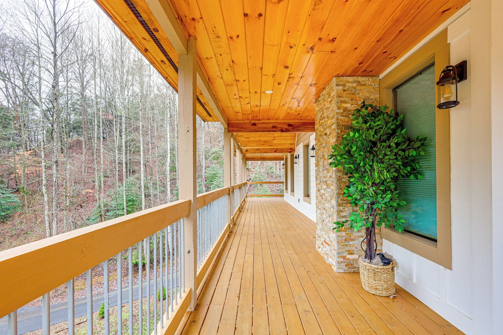 Close to Hiking & Attractions: Smoky Mtn Cabin