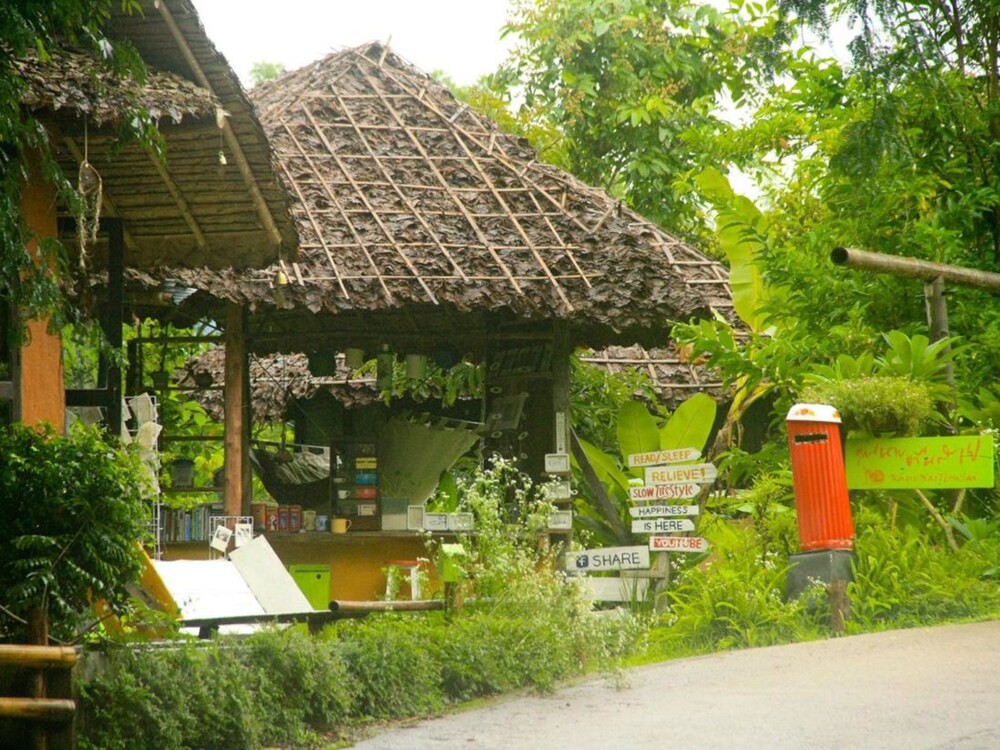 Khun Nai Tern Sai - Adults Only