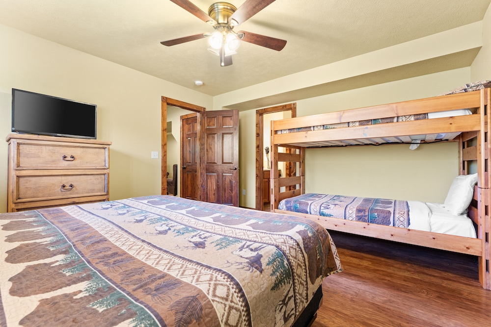 Timeless Memories Lodge 6 Bedroom Cabin by RedAwning