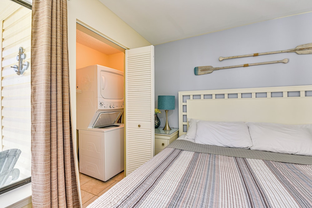 < Half-mi to Beach: Quaint Destin Condo