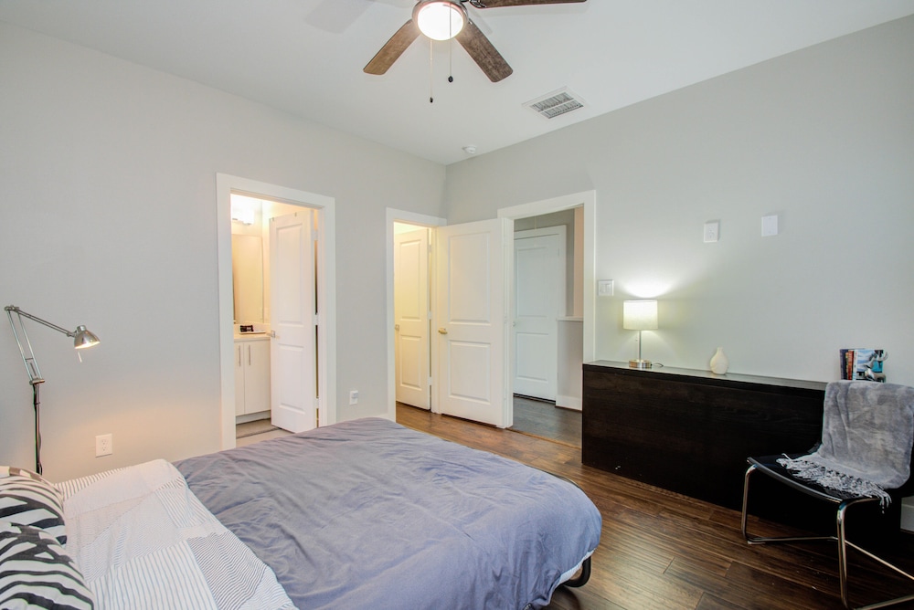 Cozy Downtown Modern Townhome - Image 2