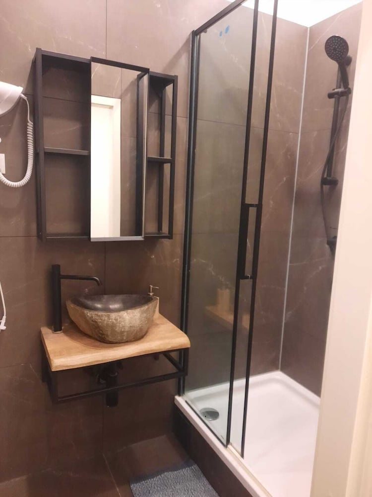 Bright 2BR Apartment Near Main Sights