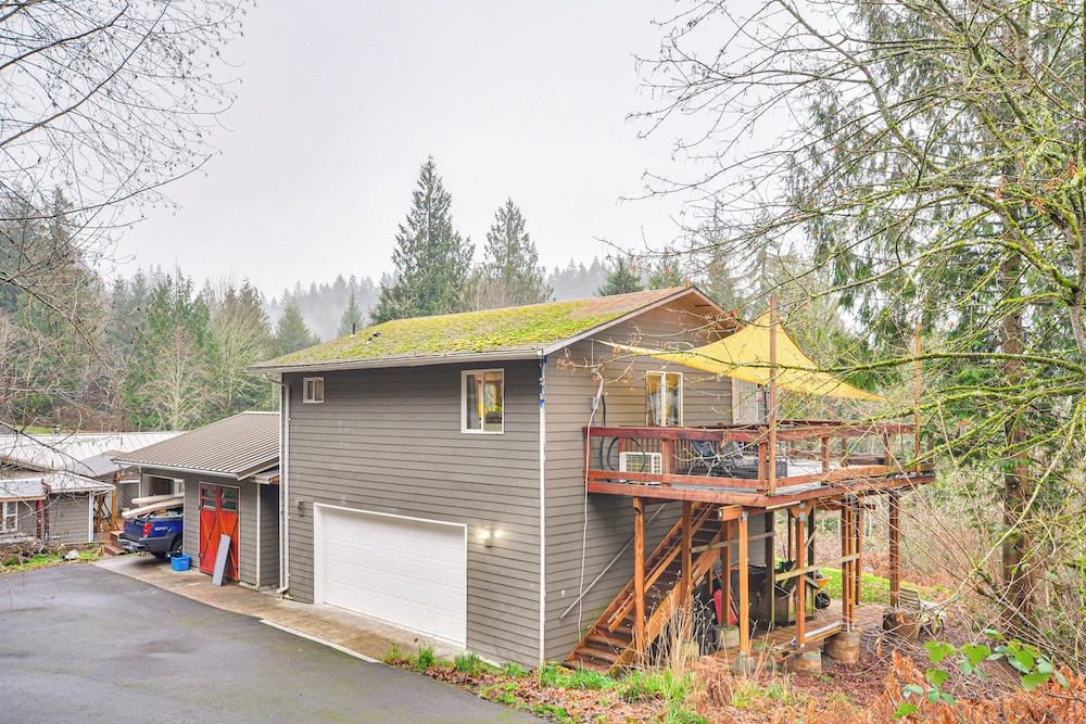 4 Mi to Sandy River Access: Studio w/ Mtn Views!