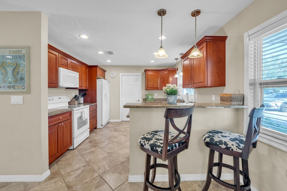 Comfy Home W/ Heated Pool Near Siesta Key Beach 2 Bedroom Home