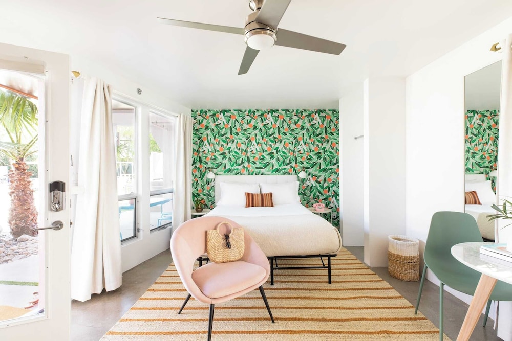 5 Private Rooms, Sleeps 14 Wesley Studio Buyout