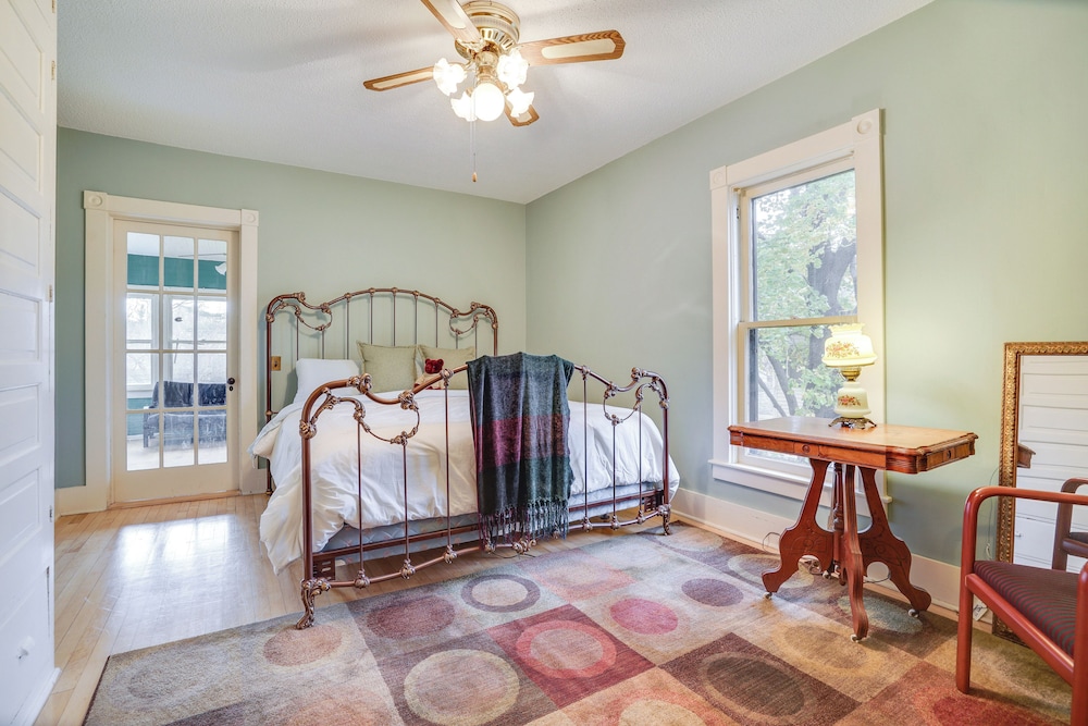 Eau Claire Retreat: Close to Campus & Dtwn! view 3