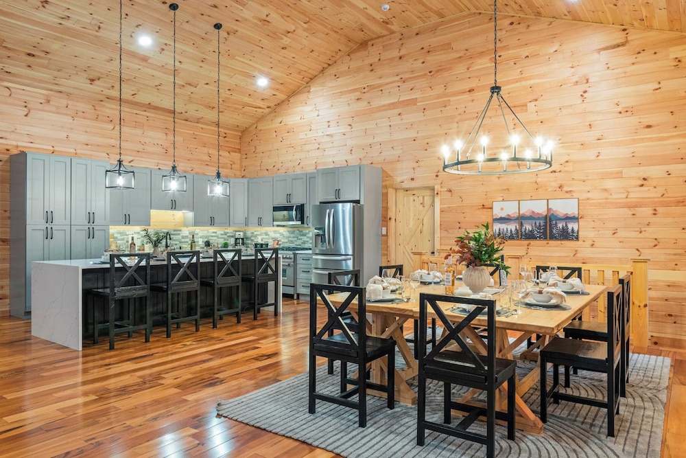 Grand Timber by Avantstay Indoor Pool, Sports Court, Game Room, & More!