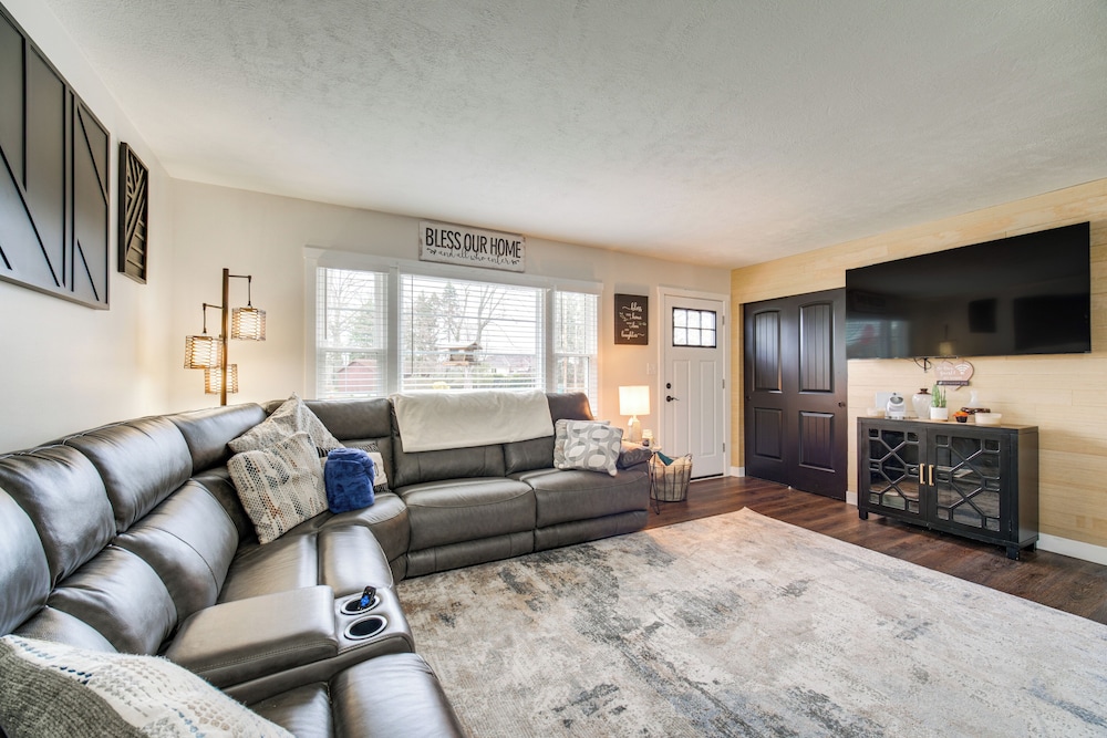 Walk to Marina: Home w/ Hot Tub in Mentor!