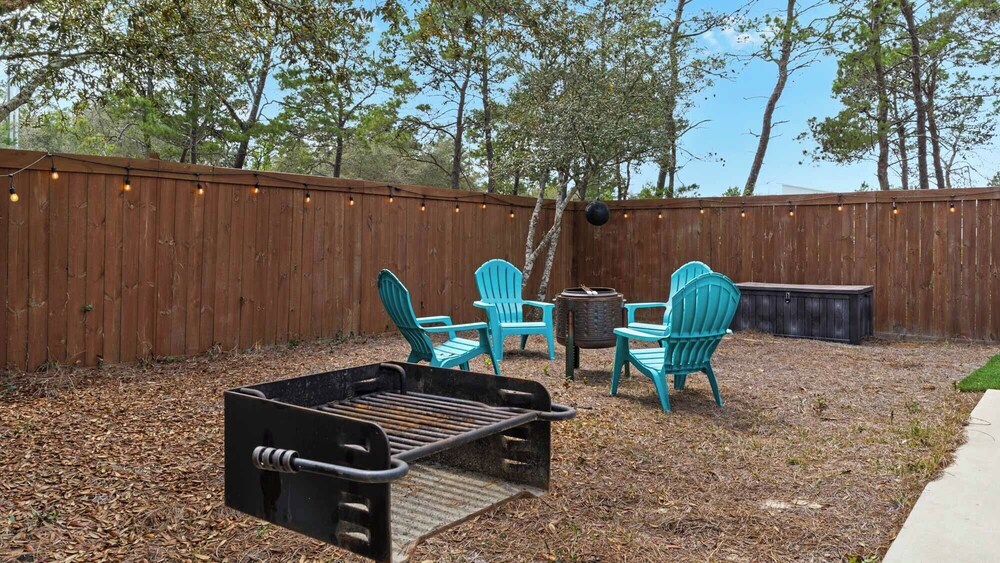 2BR Home, Private Heated Pool, 4 Bikes, Beach Access