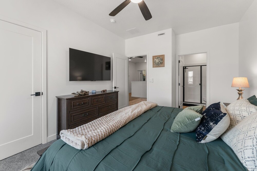 Popular Poolside Retreat 4 Bedroom Townhouse