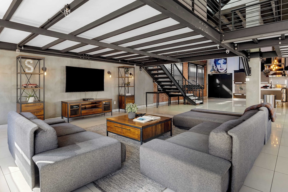 Skyline Lofts by Avantstay: a Multi-level Industrial-chic Retreat in Dtla With Rooftop Views, Soaring Ceilings & Steps to Dining, Music & Culture