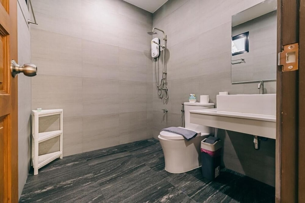 Modern Family House - 4 Bedrooms 5 Mins From Old Town With Gallery - Deja Home