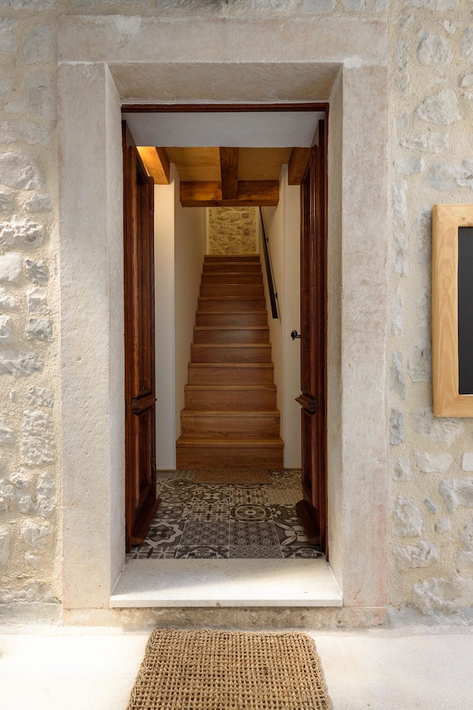 Apartments & Rooms Tiramola