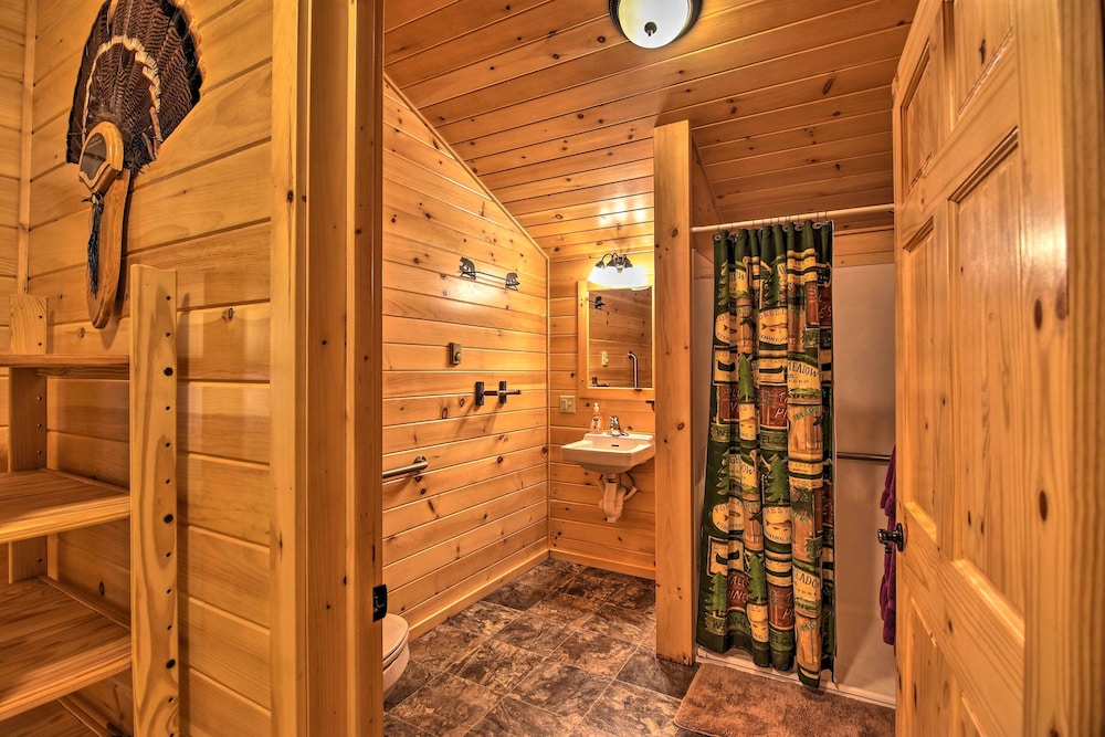 Hooah Cabin Retreat w/ Grill & Step-free Access view 5
