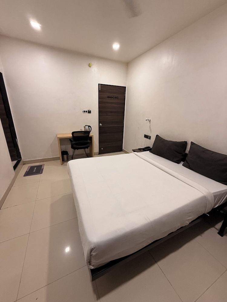 HOTEL LOTUS