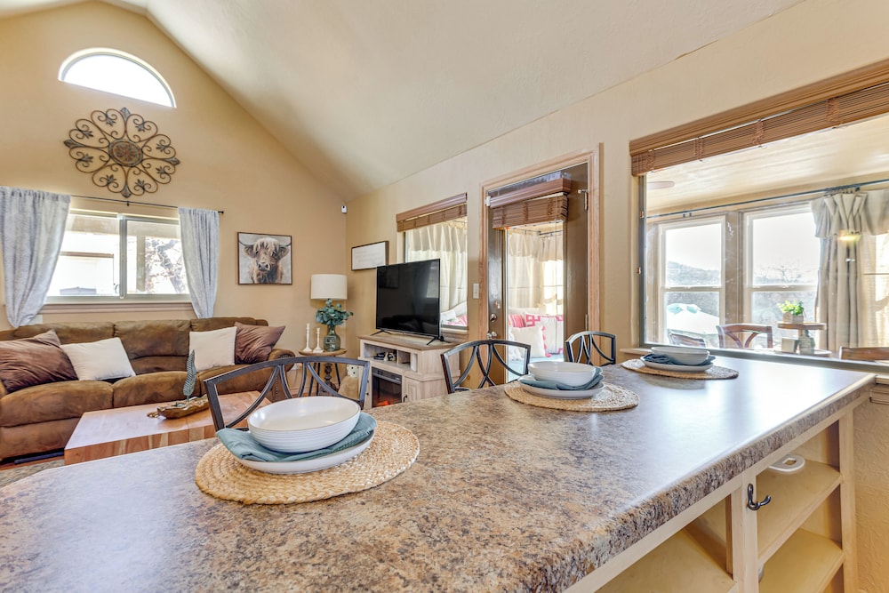 1/2 Mi to Lake Lawtonka: Mtn-view Haven!