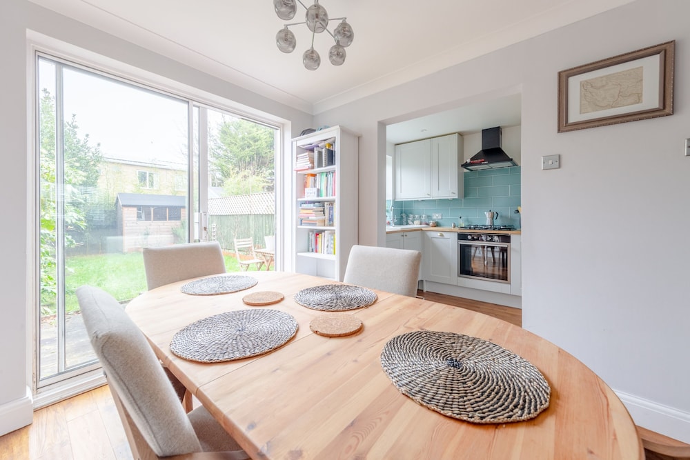 Serene and Spacious 2 Bedroom House in South Wimbledon