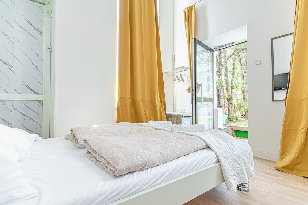 6BR Apt with Garden near Danube