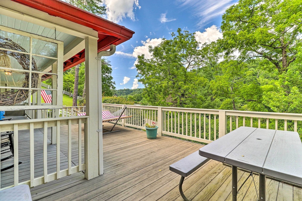 < 1 Mi to Tubing: Crumpler Getaway w/ Fire Pit! view 5
