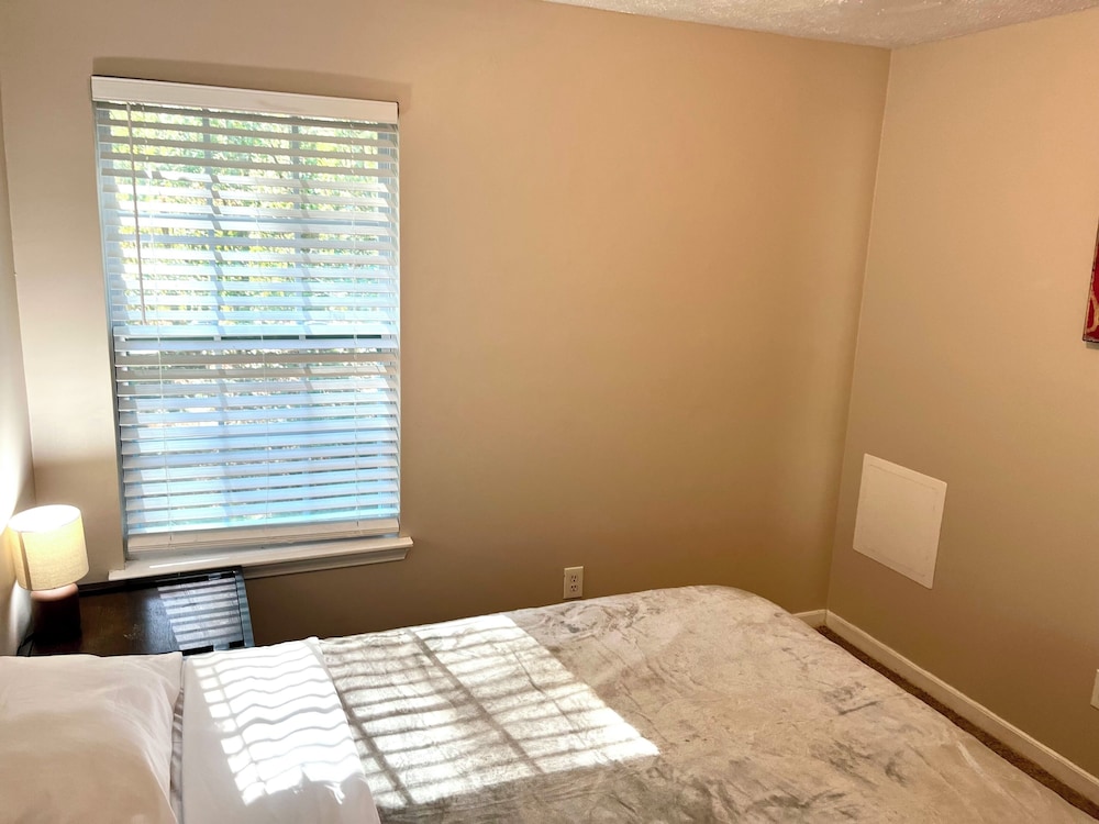3 Bed Home 15 Minutes to Downtown Atlanta view 5