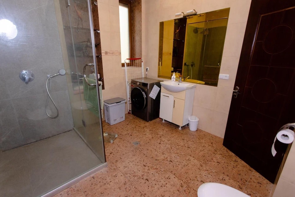 4 Bed Villa Estate Sleeps 7 - Pool, Garden, Sauna