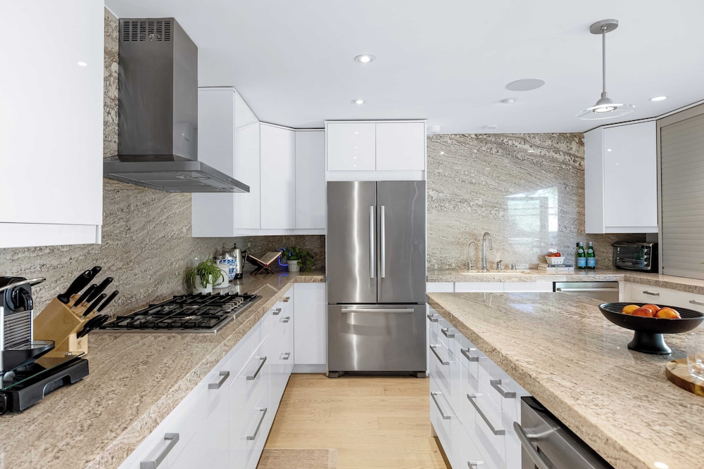 Luxury Hollywood Hills Home With Pool, Outdoor Dining & Iconic Views Skyline Chalet