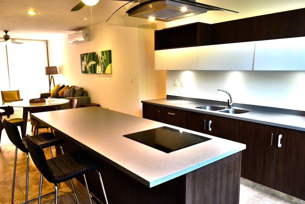 Chic Jungle 2 BR Condo by Happy Address
