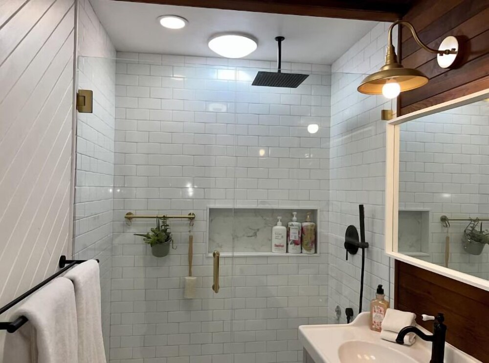 New Cozy Studio 2 Queen Beds, Kitchen Walk to Water