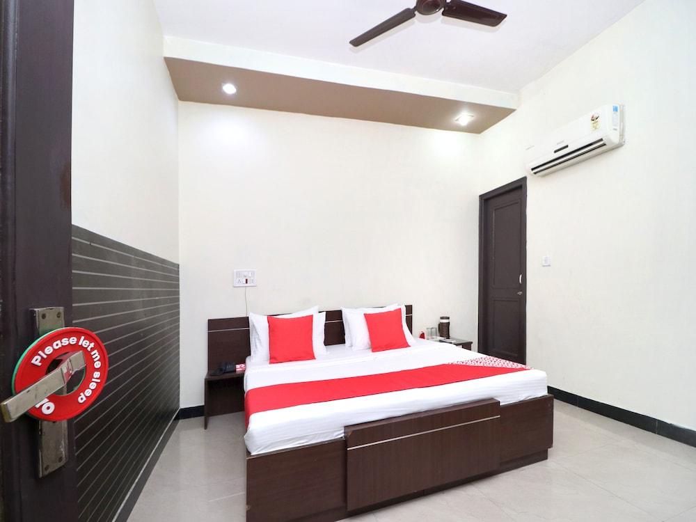 OYO 14860 Hotel Silver Star