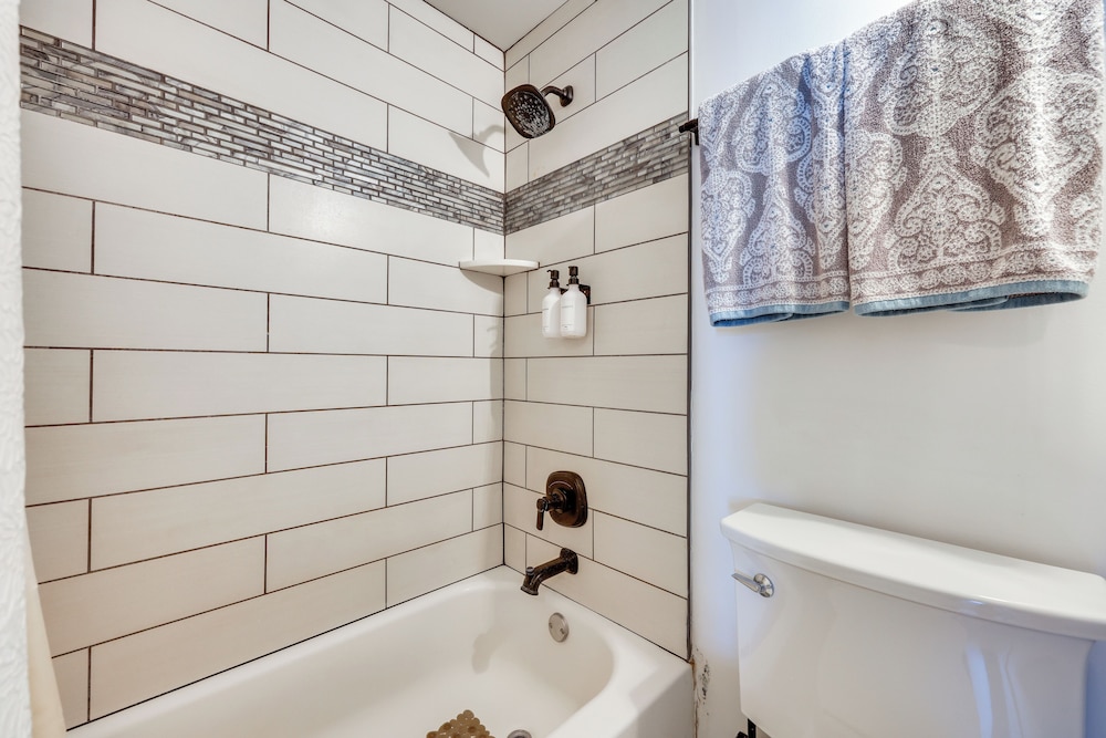 Steps to Sand: Townhome w/ Balcony in Jax Beach!